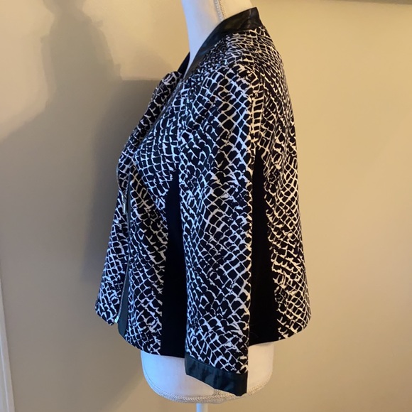 Peter Nygard • Snakeskin Print Zip Jacket - Picture 4 of 13